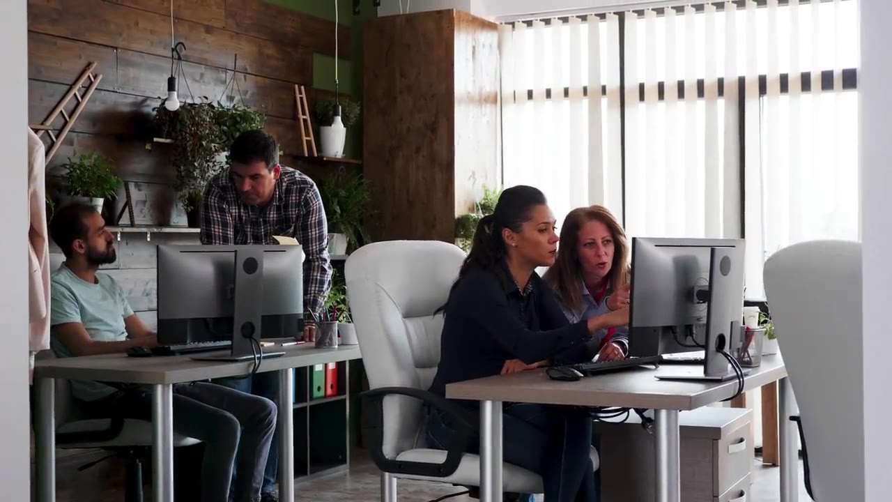 Pessoas interagindo e colaborando no trabalho